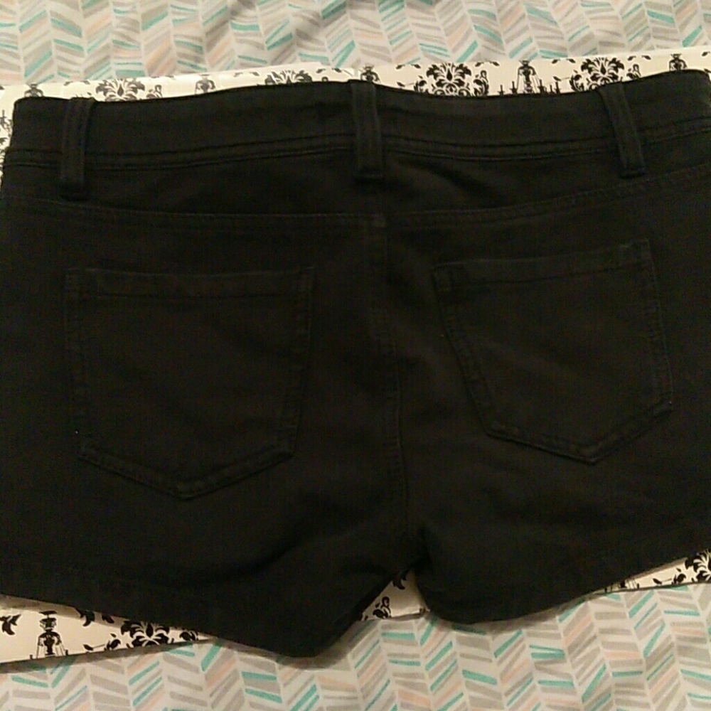 Shorts - Picture 2 of 3